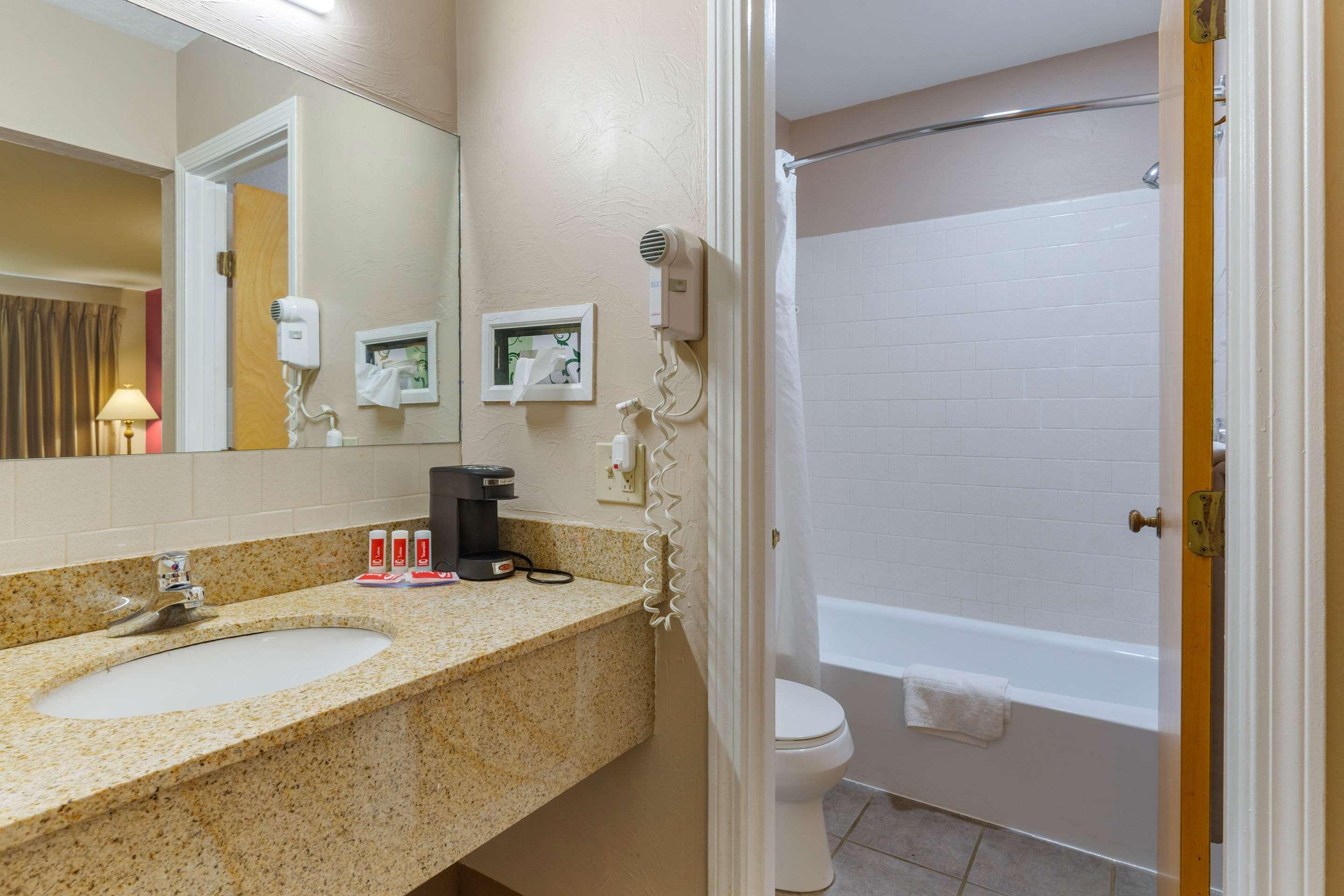 Econo Lodge Sturbridge Route 20 Екстер'єр фото